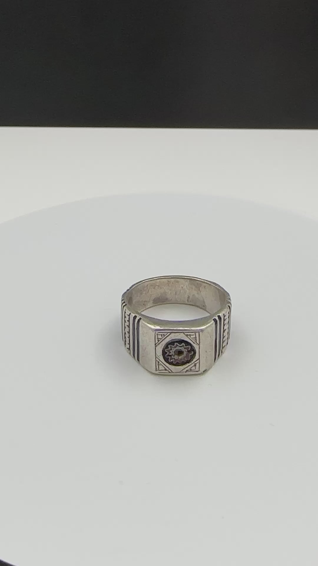 Bague berbère marocaine ancienne en argent avec perle à chevrons
