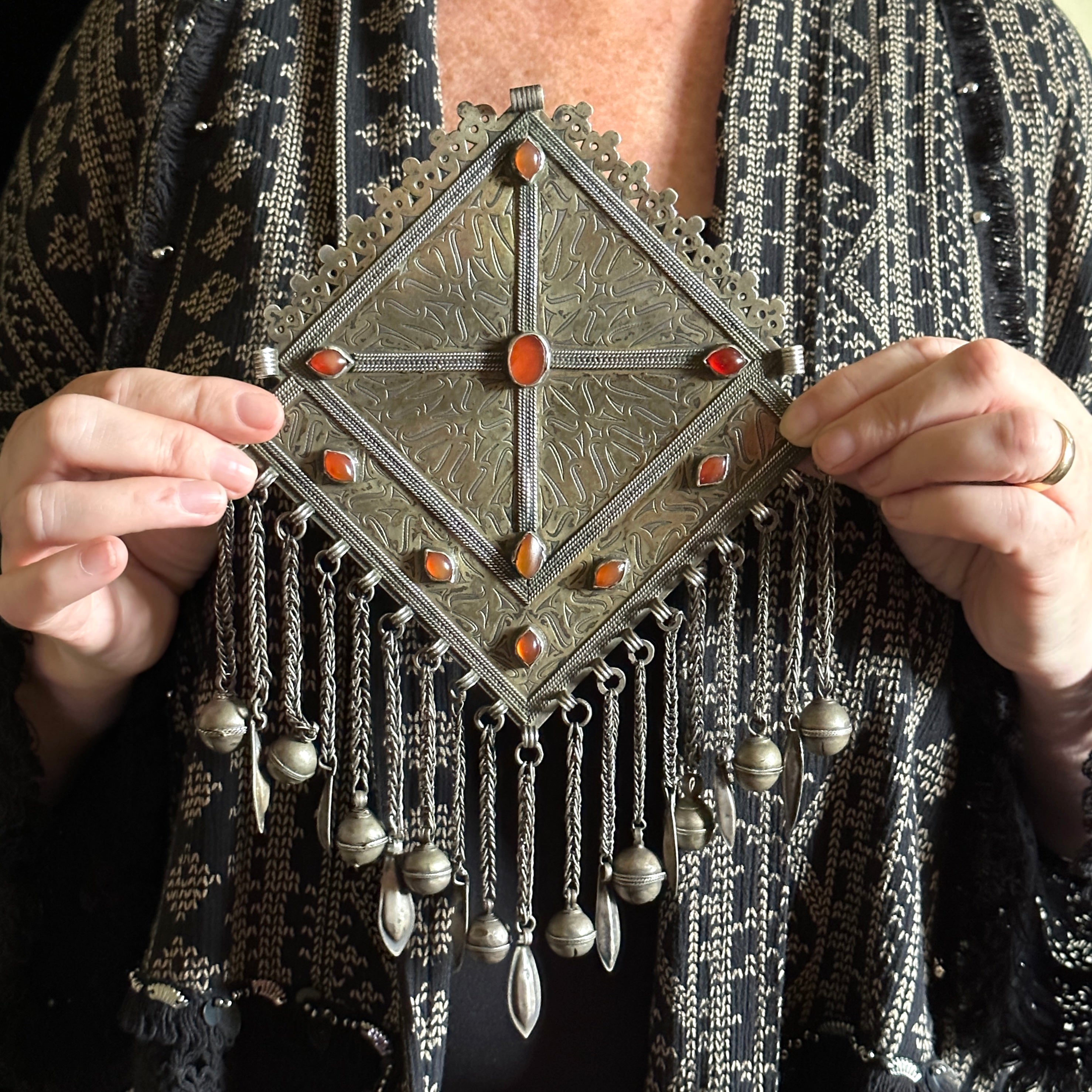 Pendentif Gonzuk turkmène vintage en argent, or et cornaline, bijoux turkmènes - RARE