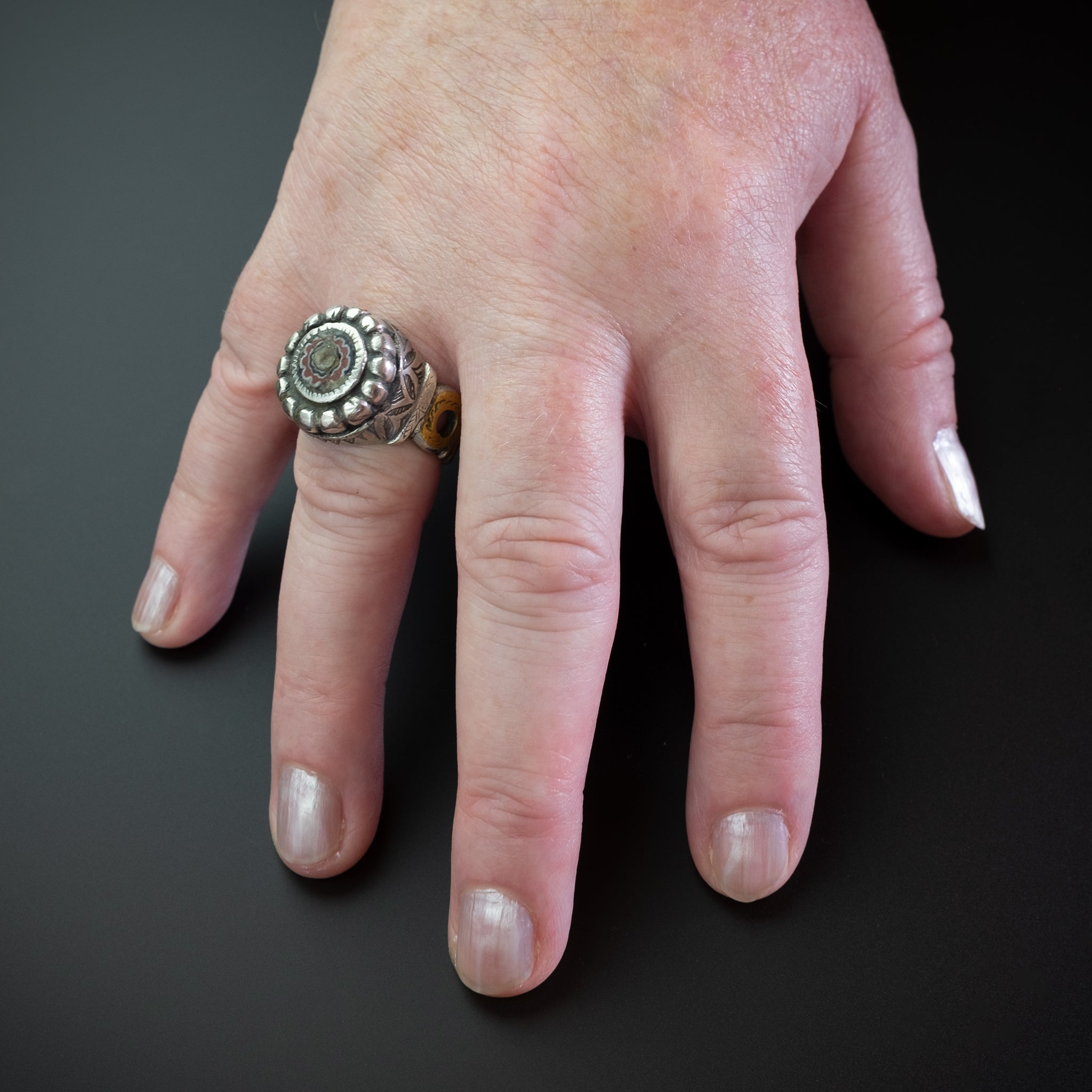 Bague En Argent Avec Nielle Et Sertie d'Une Cornaline. Islam Bague En Argent Avec Nielle Et Sertie d'Une Cornaline. Islam